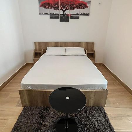Militari Studio Roşu Esterno foto