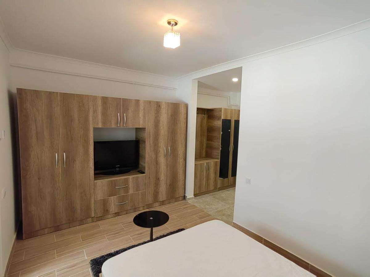 Militari Studio Roşu Esterno foto